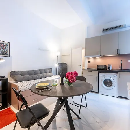 Apartment Guesthost - Cozy Near Universita Di *