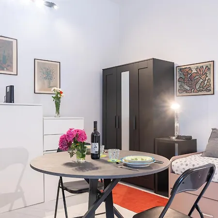 Guesthost - Cozy Near Universita Di * Parma