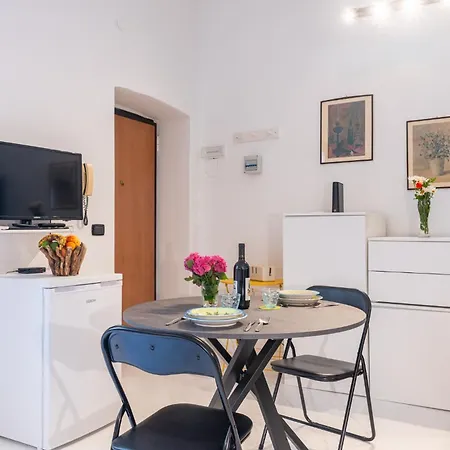 Guesthost - Cozy Near Universita Di Apartment Parma