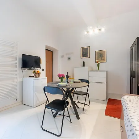 Guesthost - Cozy Near Universita Di Apartment Parma