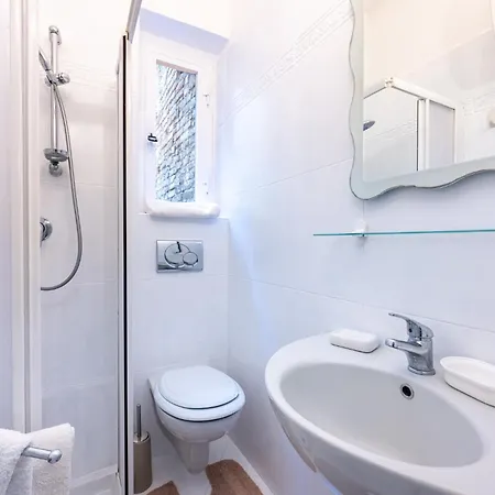 Apartment Guesthost - Cozy Near Universita Di *