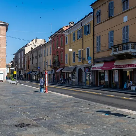 Guesthost - Cozy Near Universita Di Apartment Parma